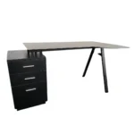 ESCRITORIO CON SUPERFICIE EN VIDRIO, EXTENSIÓN Y GAVETEROS – CT-3377
