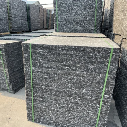 Paleta rectangular plana de fibra de vidrio color negro, de 850 x 450 x 20 mm, usada como bandeja en maquinas de fabricacion de bloques y adoquines — Paleta plana de fibra de vidrio negra, vista general.