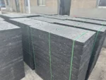 Paleta rectangular plana de fibra de vidrio color negro, de 850 x 450 x 20 mm, usada como bandeja en maquinas de fabricacion de bloques y adoquines — Segunda vista de la paleta de fibra de vidrio para maquina de bloques.