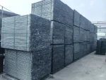 Paleta rectangular plana de fibra de vidrio color negro, de 850 x 450 x 20 mm, usada como bandeja en maquinas de fabricacion de bloques y adoquines — Quinta vista de la paleta de fibra de vidrio.