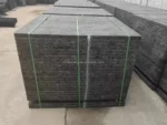 Paleta rectangular plana de fibra de vidrio color negro, de 850 x 450 x 20 mm, usada como bandeja en maquinas de fabricacion de bloques y adoquines — Sexta vista de la paleta de fibra de vidrio.